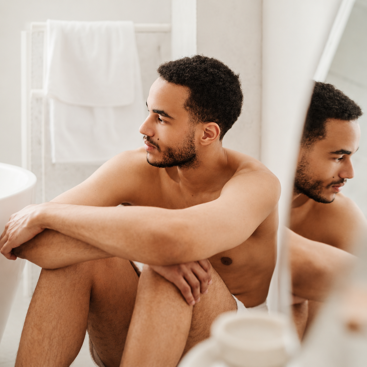 ¿Por qué se oscurece la entrepierna en hombres? Causas comunes y cómo cuidar la piel masculina
